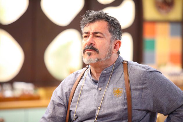 personagem Tonico na cozinha di colégio da novela A Caverna Encantada