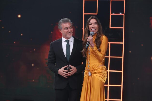 Luciano Huck e Patrícia Abravanel (de vestido amarelo) no palco do Melhores do Ano