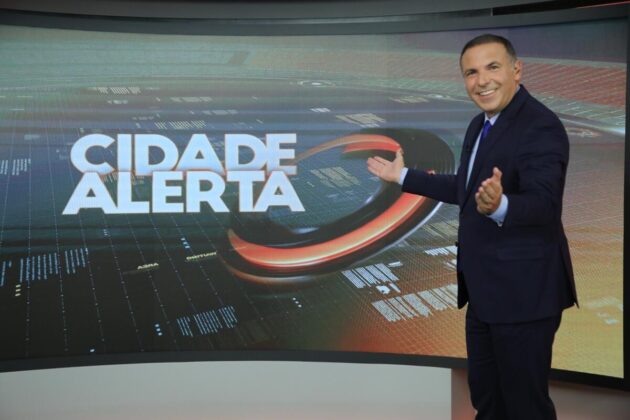 Reinaldo Gottino na frente do telão do Cidade Alerta
