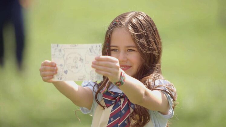 Anna descobre mapa atrás da foto da mãe