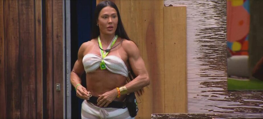 Gracyanne Barbosa à frente da porta de entrada do BBB 25