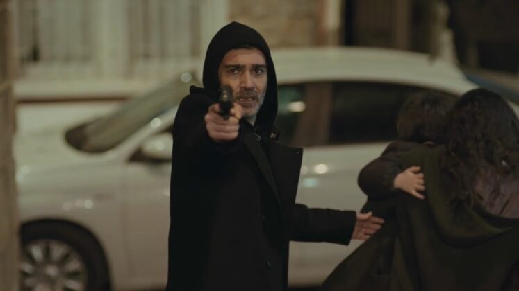 Sarp segura arma para tentar sequestrar Bahar