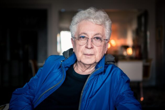 Aguinaldo Silva em sua sala de estar