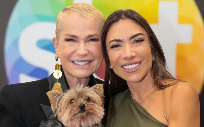 Xuxa e Patrícia Abravanel à frente do logo do SBT
