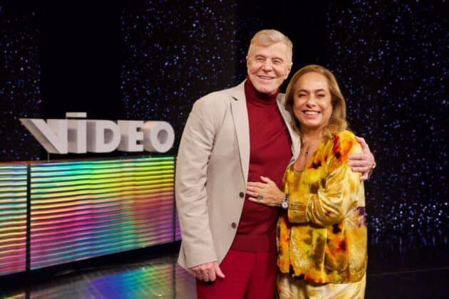 Miguel Falabella e Cissa Guimarães à frente do logo do Vídeo Show especial dos 60 a os da Globo