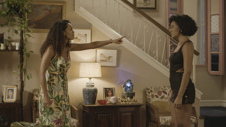 Cena de Vale Tudo: Raquel briga com Maria de Fátima na sala de casa