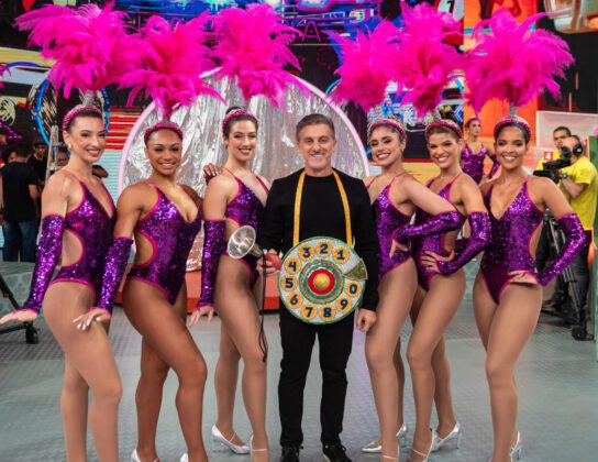 Luciano Huck e bailarinas no palco do Domingão