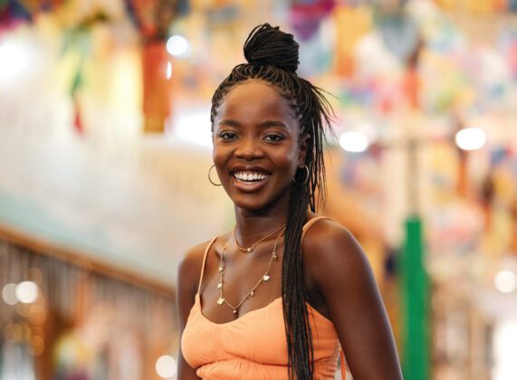 Clara Moneke como Leona de Dona de Mim