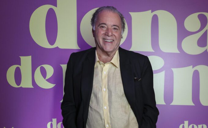 Tony Ramos à frente do logo de Dona de Mim