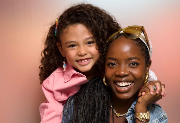 Elis Cabral e Clara Moneke abraçadas em foto de divulgação