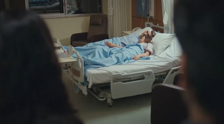 Bahar e SArp dormem juntos na cama do hospital