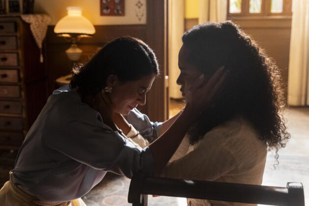 Clarice e Beatriz se abraçam no Orfanato