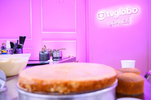 Cenário do reality do Mais Você com bolo em destaque