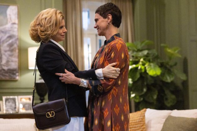 Odete Roitman cumprimenta Celina na sala da mansão dos Roitmans.