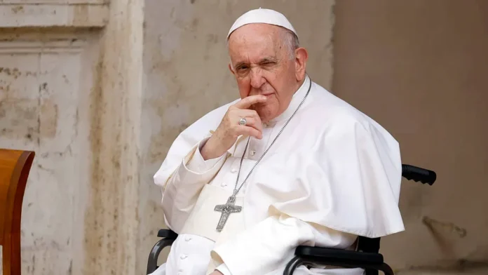 Papa Francisco na cadeira de roda observa fieis