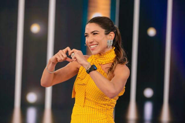 Patrícia Abravanel de vestido amarelo no Programa Silvio Santos