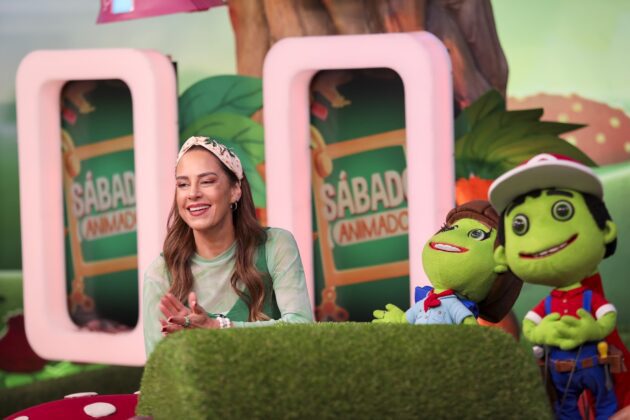 Silvia Abravanel no cenário do Sábado Animado