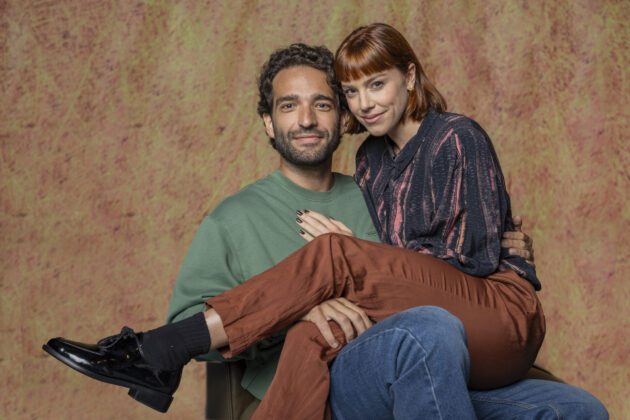 Personagens Afonso e Solange (Vale Tudo) abraçados