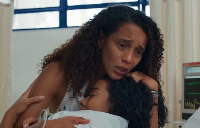 Raquel abraça Maria de Fátima no hospital