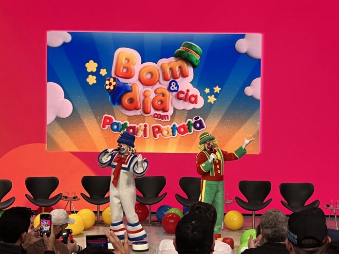 Patati e Patatá à frente do telão no lançamento da nova grade do sBT