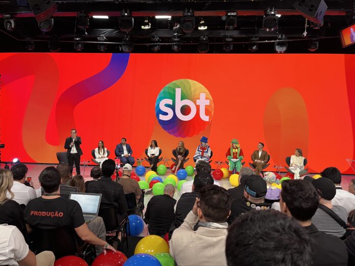 SBT Direção e artistas no palco do SBT para anunciar a nova grade