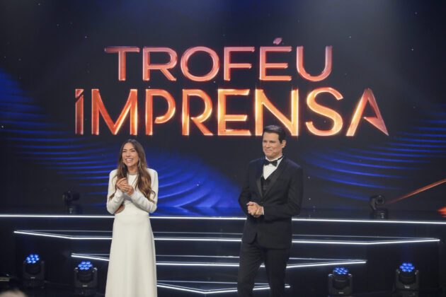Patrícia Abravanel e Celso Portiolli no centro do palco do Troféu Imprensa