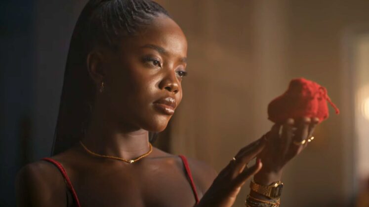 Cena de Dona de Mim: Leona segura boneca que seria de sua filha