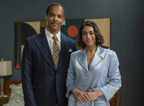 Gregório e Clarice na sala da casa em Garota do Momento