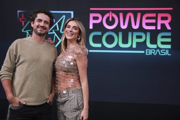 Felipe Andreoli e Rafa Brites à frente do logo do Power Couple