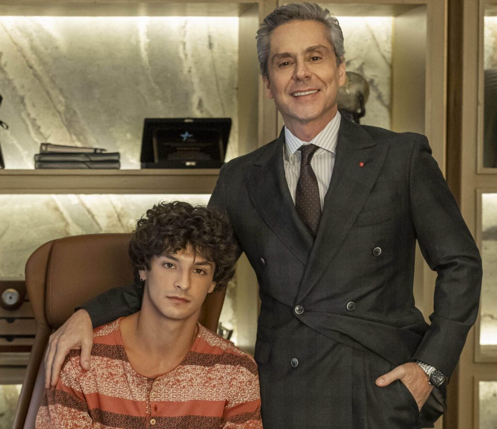 Marco Aurélio e seu filho na mesa do escritório da TCA