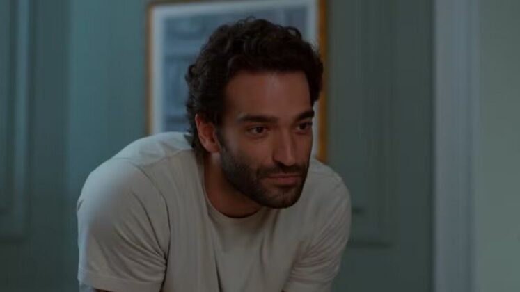 Afonso se ajoelha para brigar com a mãe