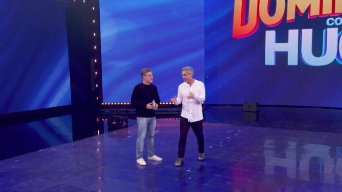 Luciano Huck e Alexandre Nero no palco do Domingão com Huck