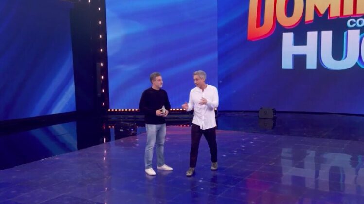 Luciano Huck e Alexandre Nero no palco do Domingão com Huck