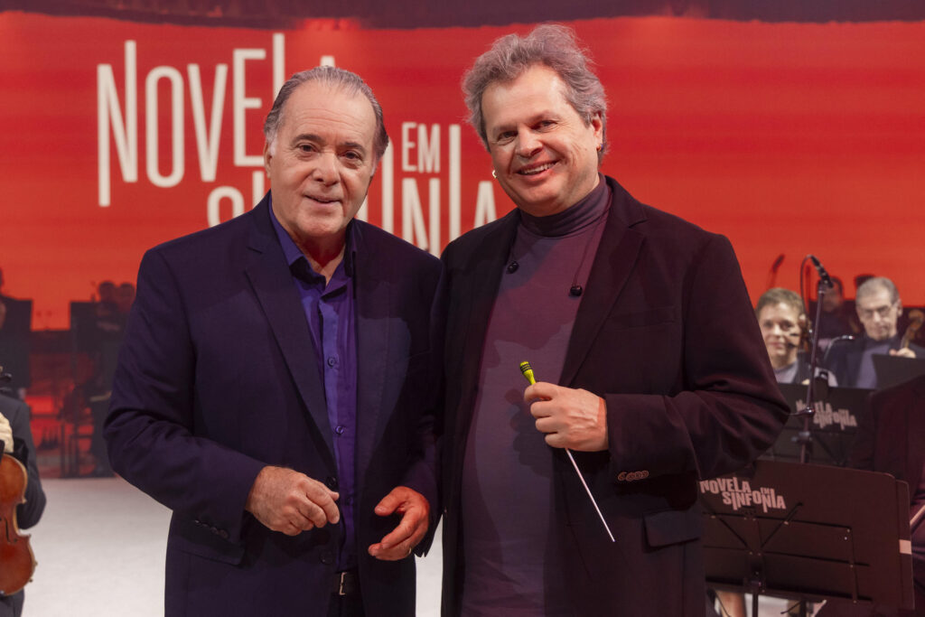 Tony Ramos e Maestro Lanfranco Marceletti no palco do especial Novela em Sinfonia