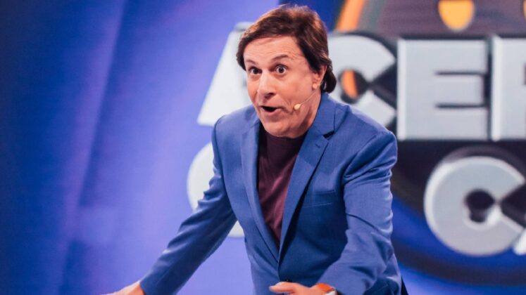 Tom Cavalcante no cenário do Acerte ou Caia