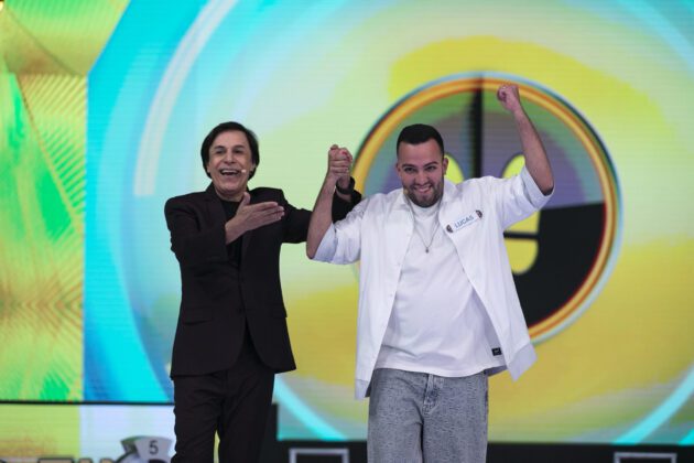 Tom Cavalcante e Lucas Rangel no cenário do Acerte ou Caia