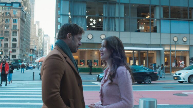 Sebastião e Gaivota conversam na rua em Nova York