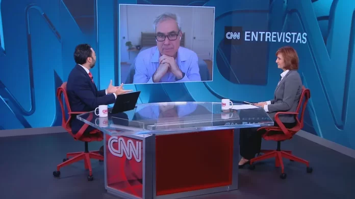 Apresentadores no cenário do CNN Entrevistas