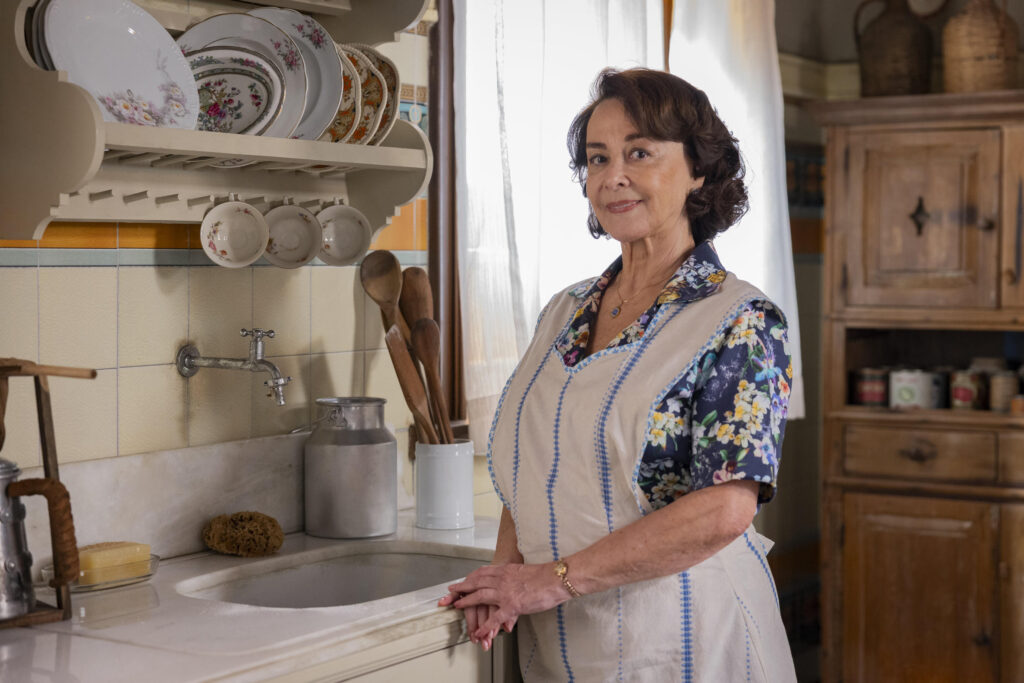 Nívea Maria como Margarida na cozinha da pensão de Êta Mundo Melhor