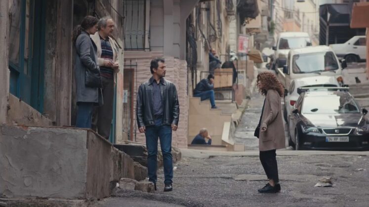 Bahar desmascara Sirin no meio da rua