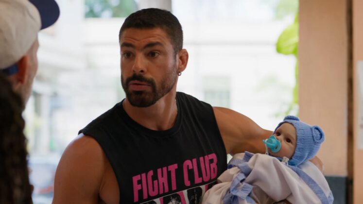 César segura bebê reborn