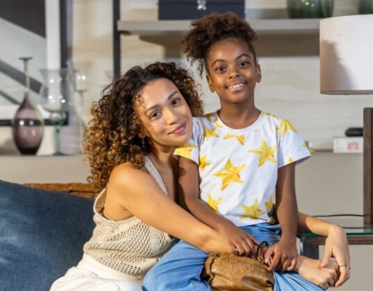 Laís e Sarita na sala da pousada