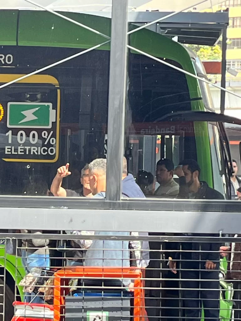 Amauri Lourenzo é maquiado na frente de um ônibus