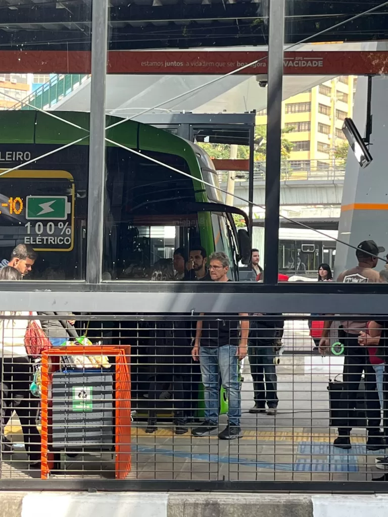 Amauri Lourenzo recebe instruções para as gravações no Terminal Bandeira.