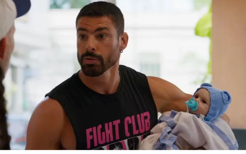 César com bebê reborn em Vale Tudo (Foto: Reprodução) 